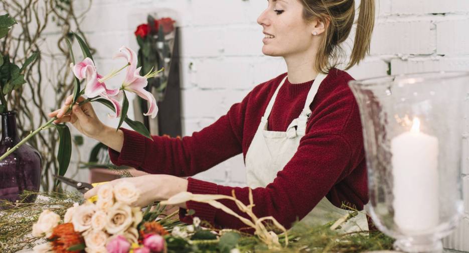 florist-looking-lily-bouquet